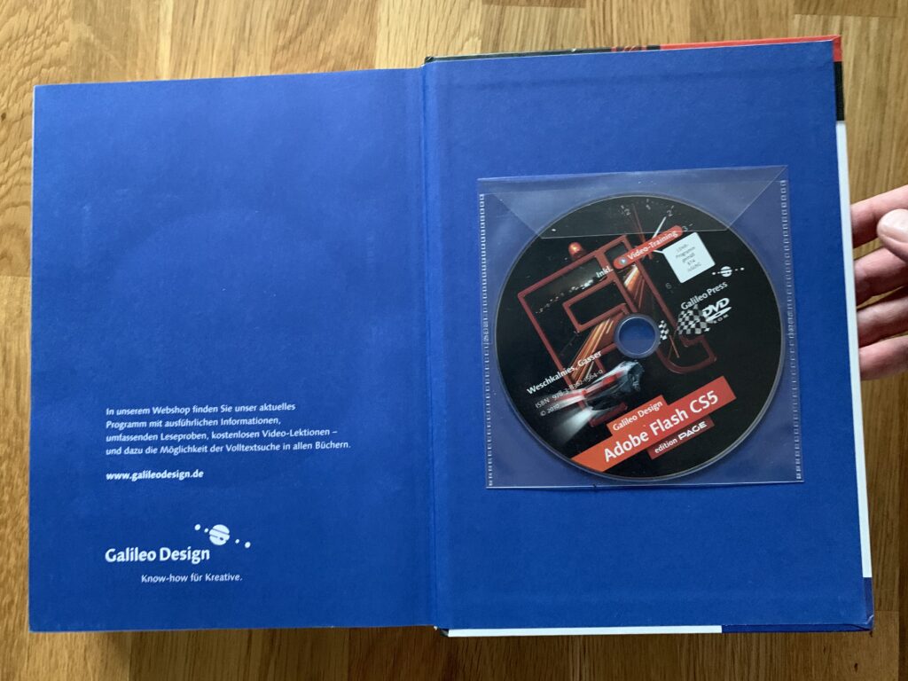 Geöffneter Buchrücken mit DVD von Adobe Flash CS5: Das umfassende Handbuch